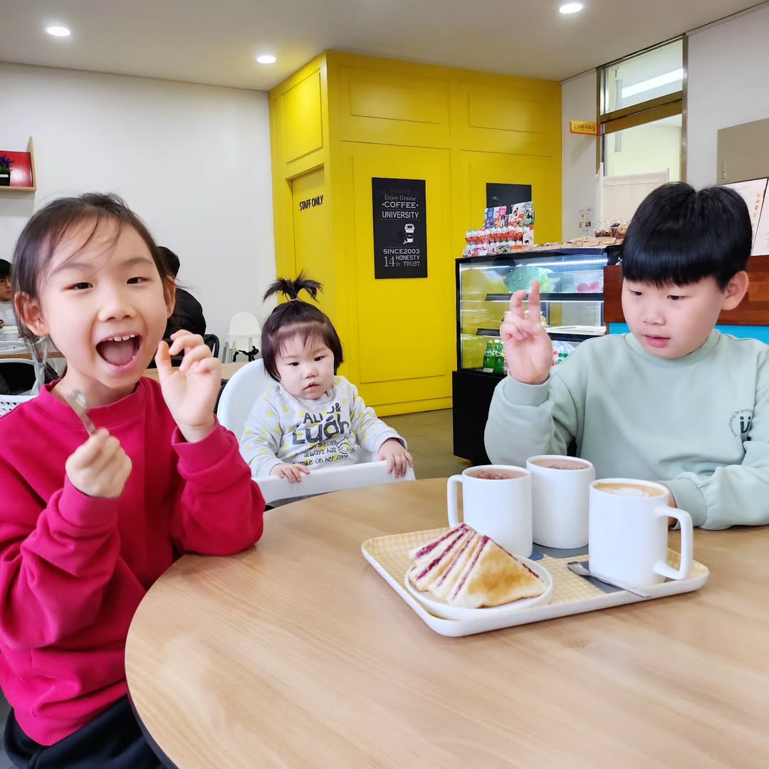 독박육아 고민 해결! 삼남매와 함께하는 주말 도서관 나들이 완벽 코스