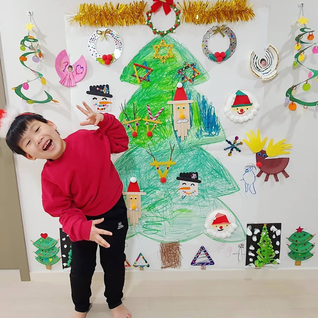 집콕 크리스마스, 아이와 함께 만든 대형 종이 트리에 담은 성탄의 기쁨 🎄