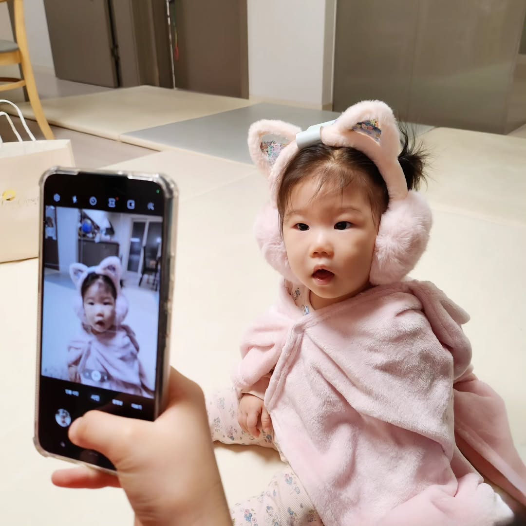 언니 친구 생일파티의 주인공이 된 12개월 아기! '살아있는 인형' 등극 현장
