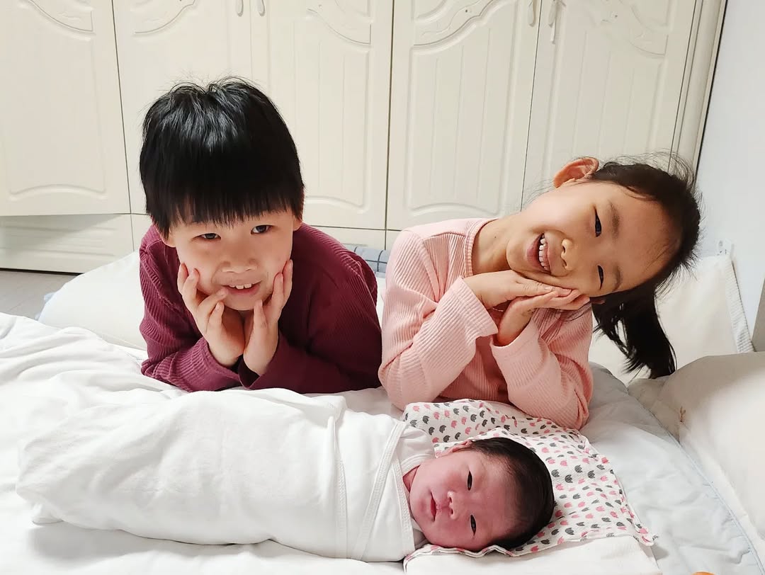 따뜻한 가족의 순간: 삼남매 완전체 첫 만남과 예비 초등학생 엄마의 행복한 비명