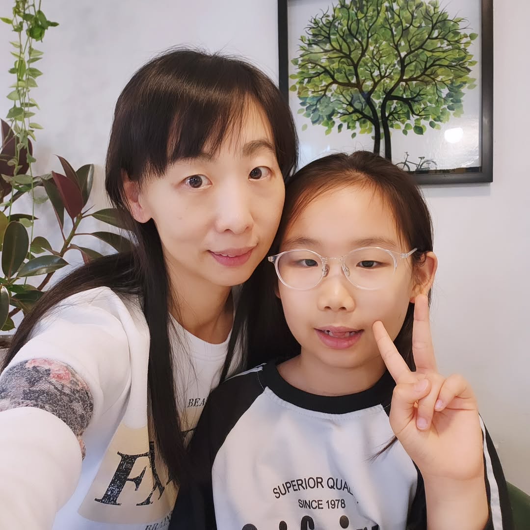 아이 수업 시간 활용! 엄마와 딸의 특별한 카페 데이트: 따뜻한 차와 함께하는 힐링 시간