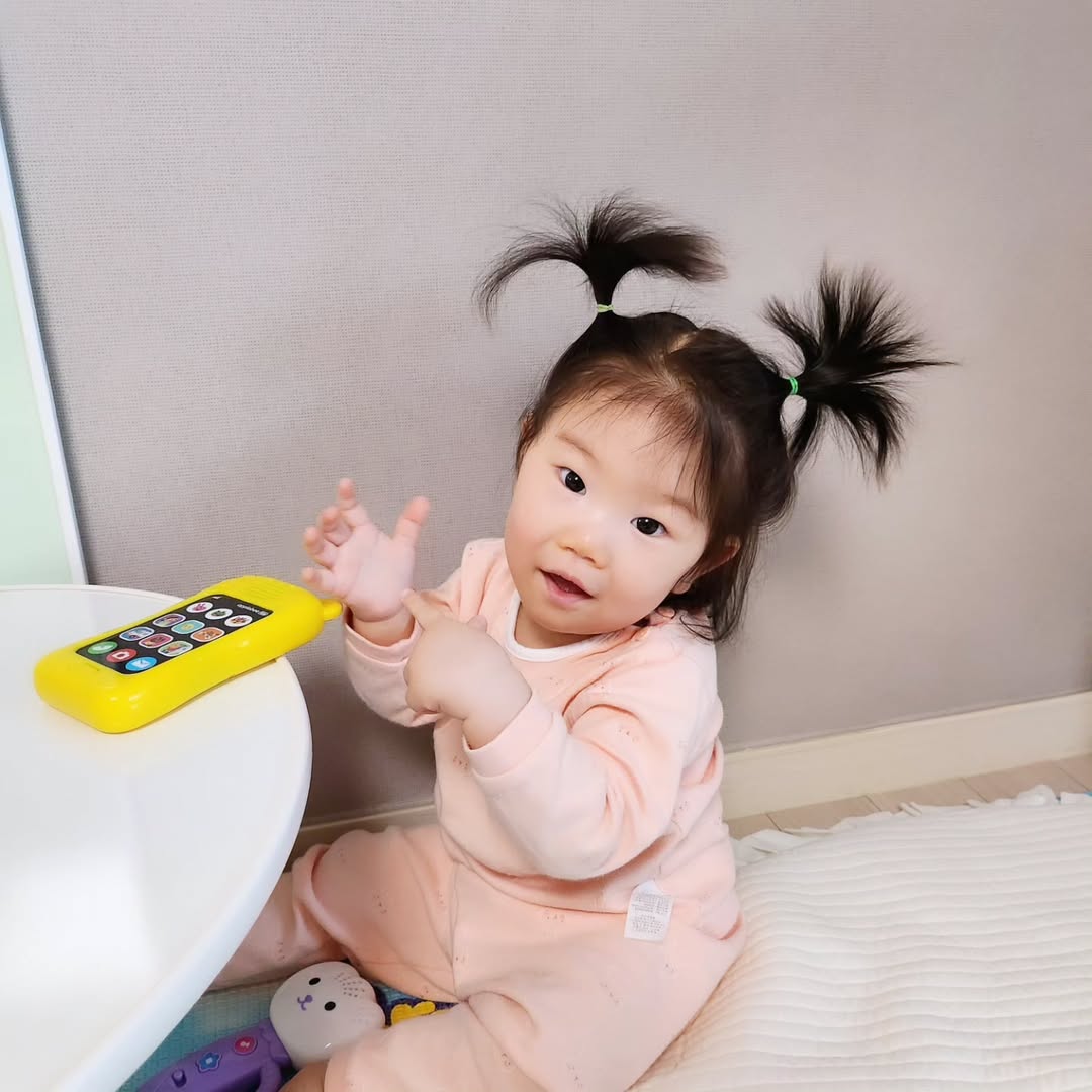[육아일기] 곤지곤지 삼매경에 빠진 우리 아기, 카메라만 들이대면 멈추는 이유는?