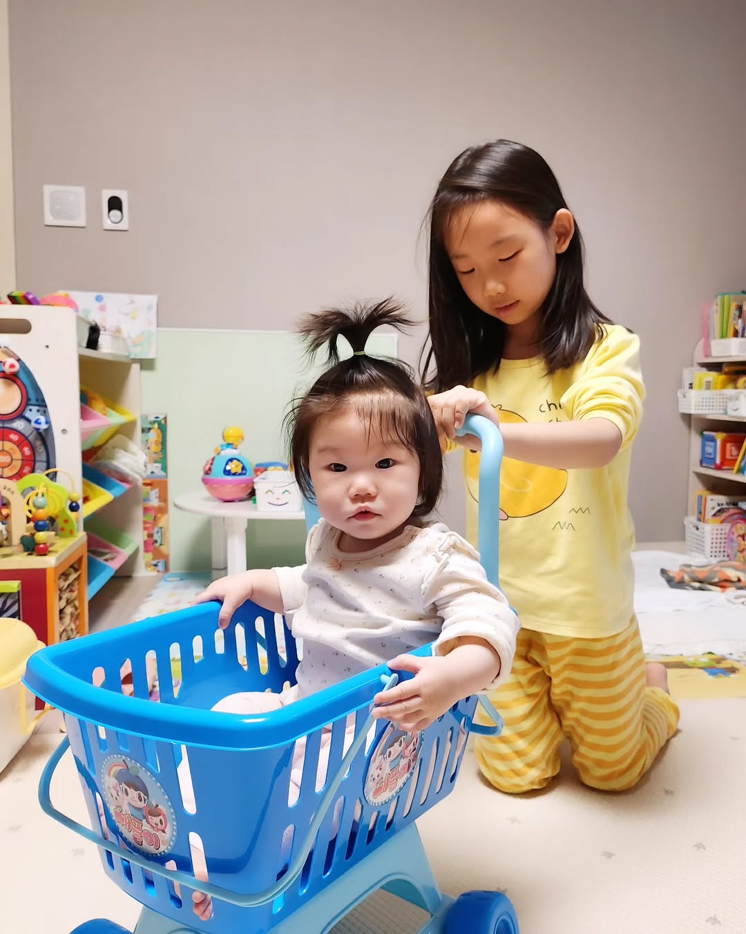웃음이 끊이지 않는 삼남매 일상: 6살 터울 자매의 특별한 케미와 현실 육아 이야기