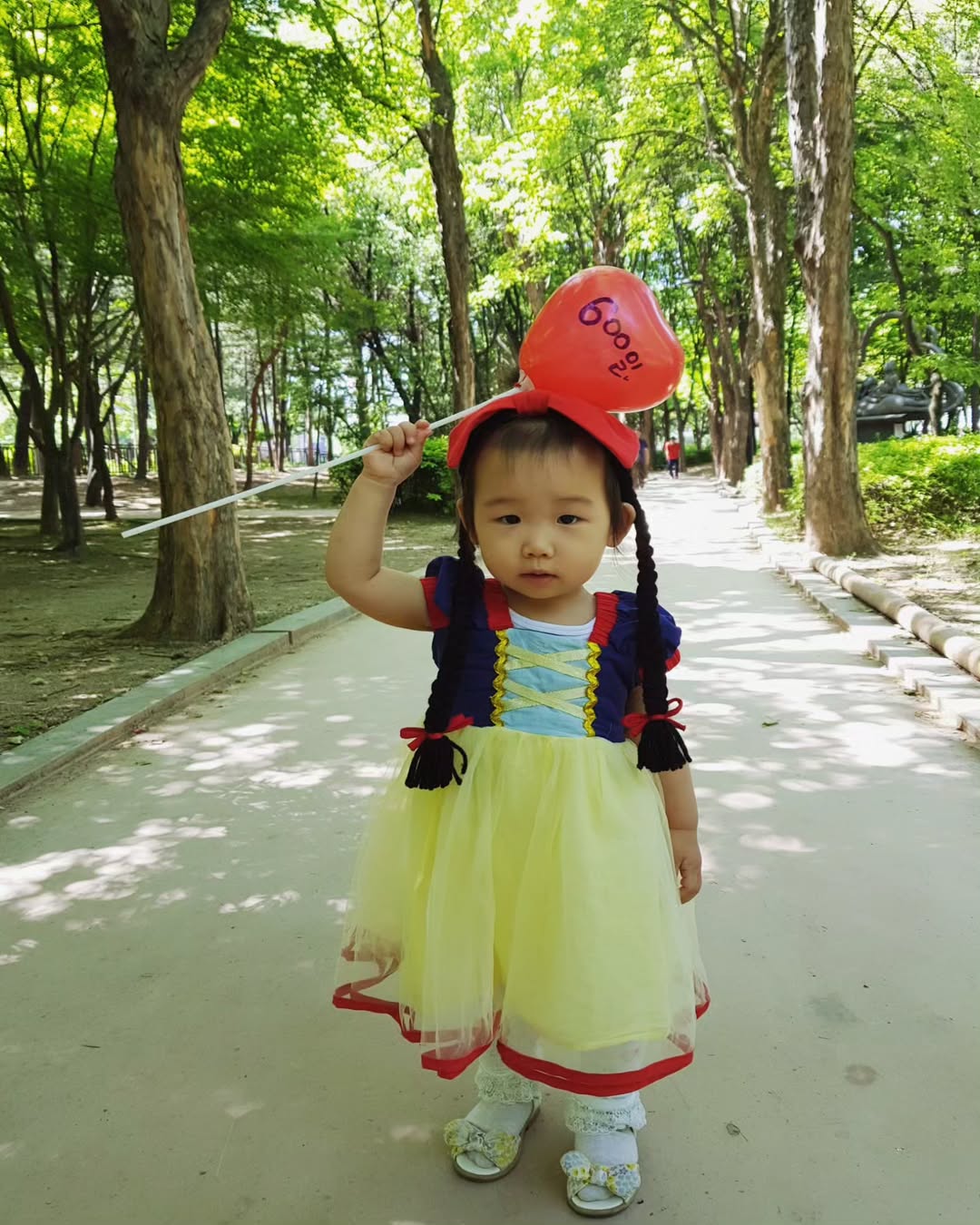 5년 전 추억 여행: 근린공원에서 완성한 600일 기념 백설공주 셀프 촬영기