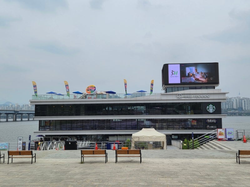 스타벅스 여의도한강공원점｜한강버스 선착장 위에서 즐기는 특별한 한강뷰 카페