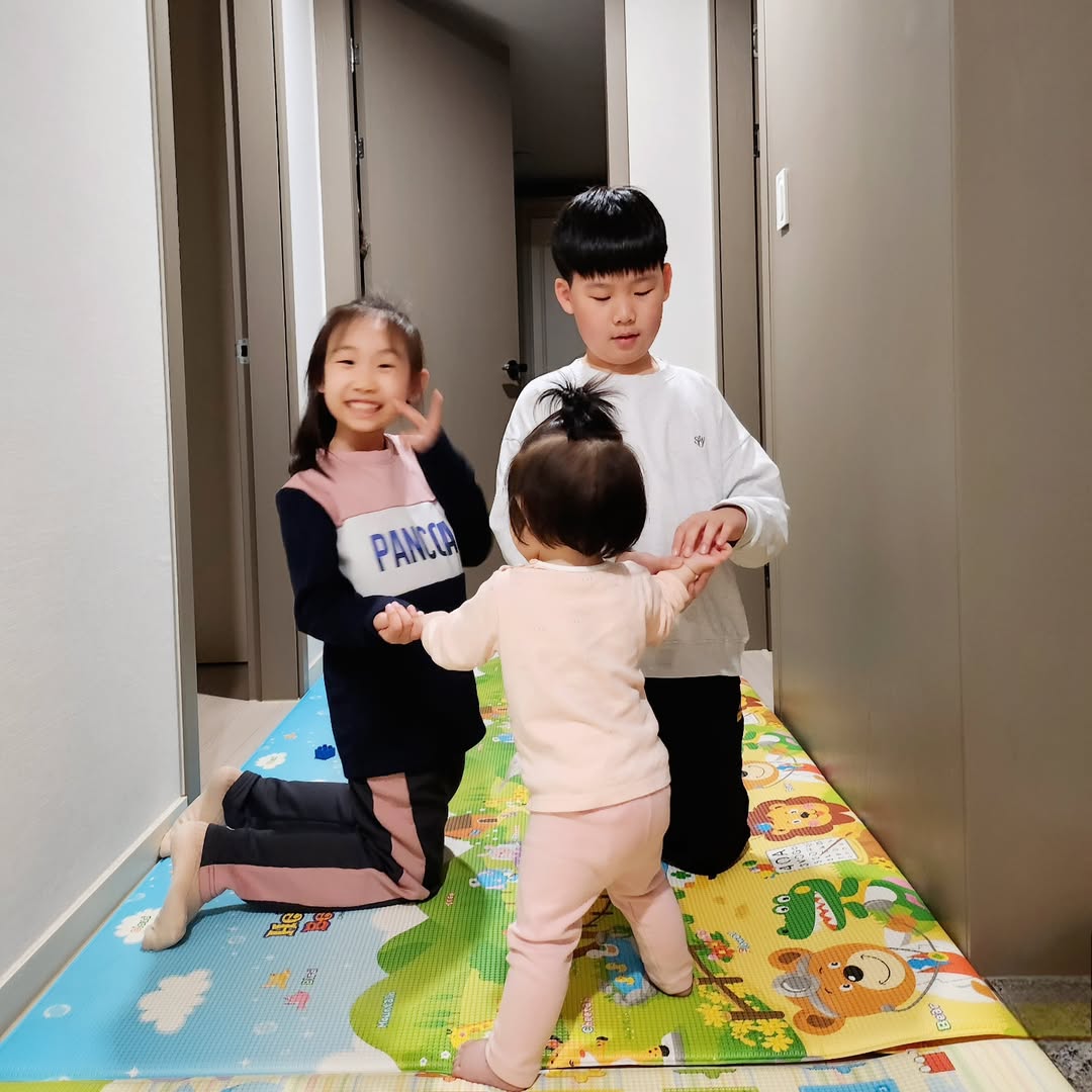 터울 많은 삼남매의 훈훈한 일상: 동생의 첫 걸음마를 응원하는 든든한 형제들