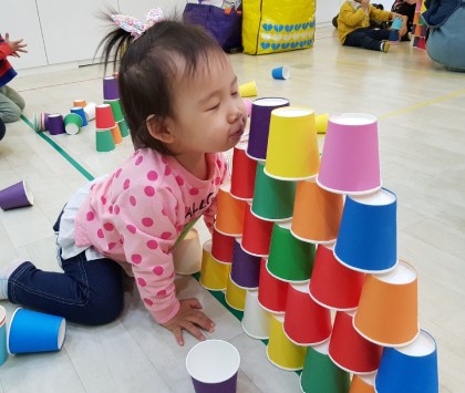종이컵 무너뜨리기
