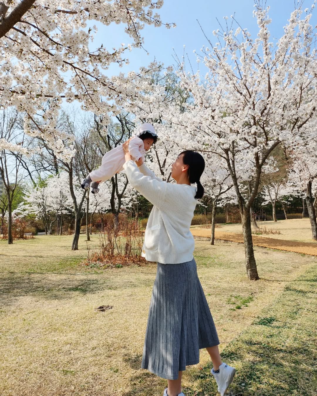 생후 4개월 아기와 함께한 생애 첫 벚꽃 나들이: 현실 육아맘의 봄 일기