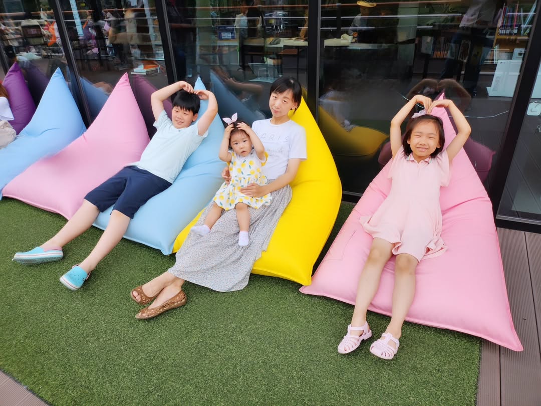 가을 단풍 아래 다시 찾고 싶은 힐링 스팟, 홍제천 '폭포책방 아름인 도서관'