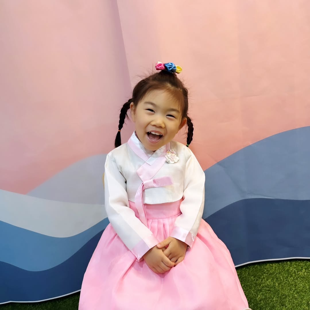 추억을 입다: 2026년 설날, 13년 전 엄마 한복으로 피어난 아이들의 세배 풍경
