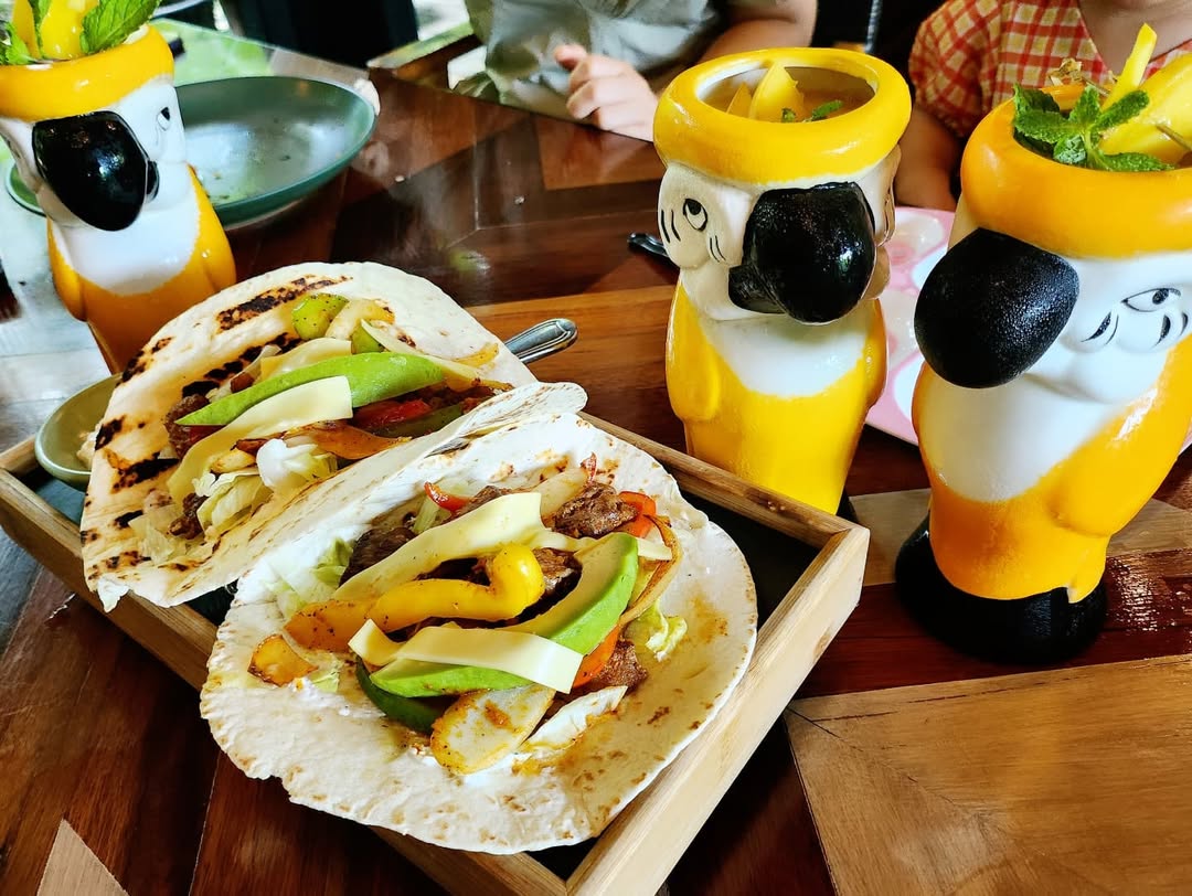 푸켓 여행의 완성은 역시 음식! 팟타이 맛집 투어와 아이와 함께한 6시간 비행 후기