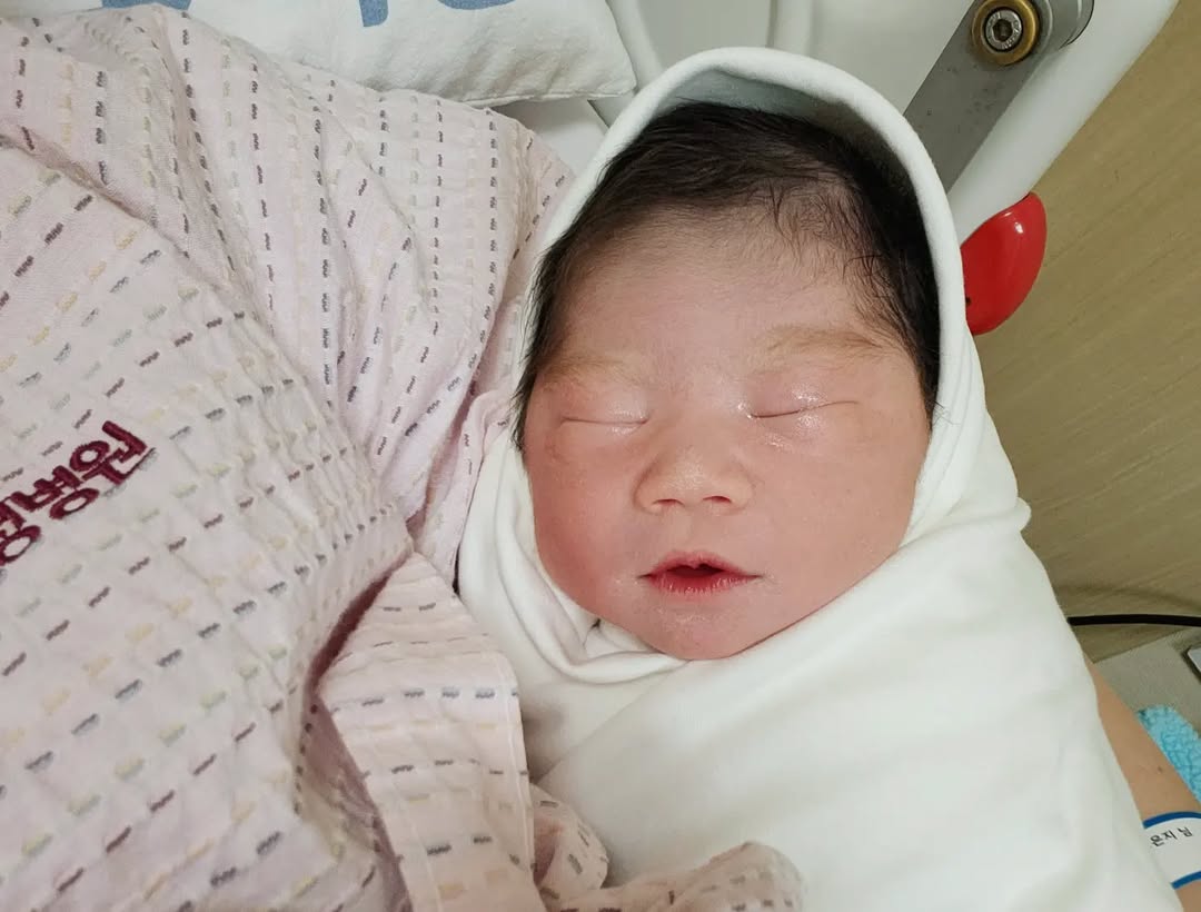 세 아이 부모가 되다! 셋째 딸 '짹짹이'의 감동적인 탄생 스토리