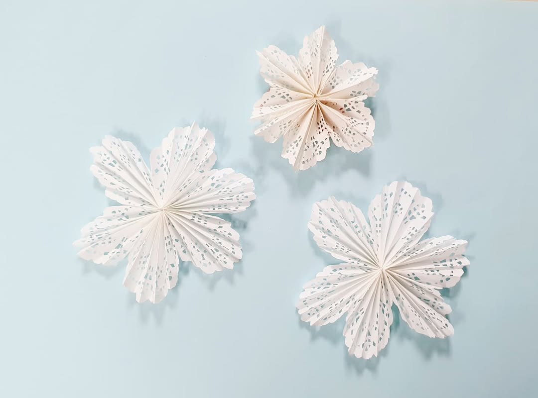 집에서 만드는 겨울왕국! ❄️ 도일리페이퍼 눈꽃 모빌 만들기