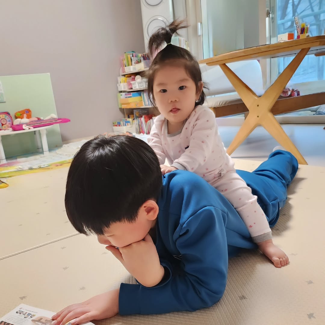 심쿵주의! 8살 차이 남매의 특별한 유대감: 막내의 '오빠 말 타기' 취미생활