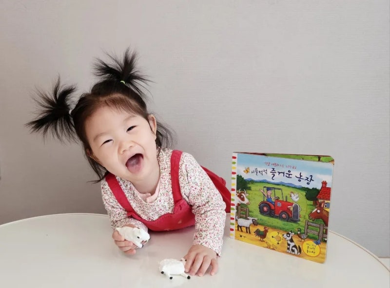 재미있는 손가락 놀이책 '시끌벅적 즐거운 농장'으로 책이랑 친해져요.
