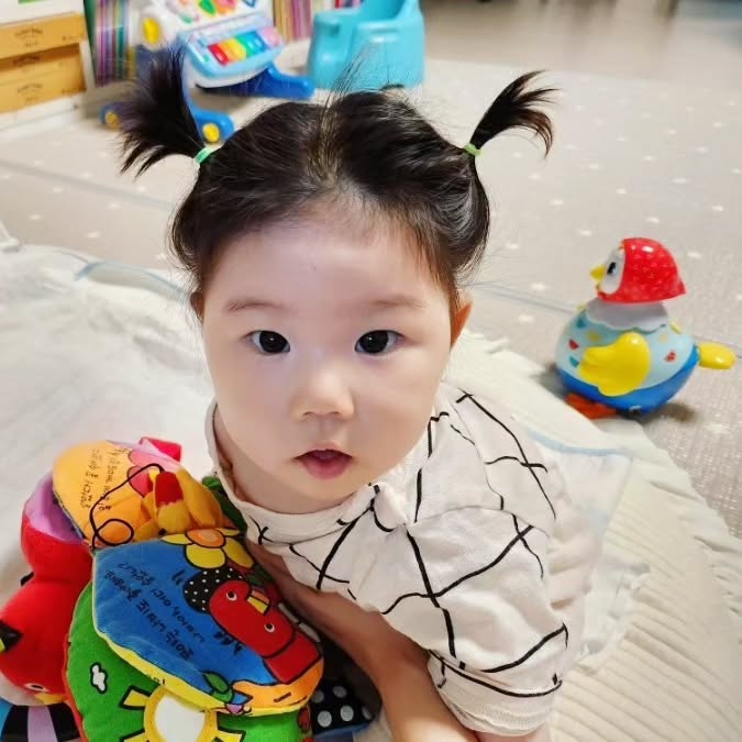 심쿵주의! 7개월 아기, 매일 미모 갱신하는 '천연 가발' 헤어스타일의 비밀