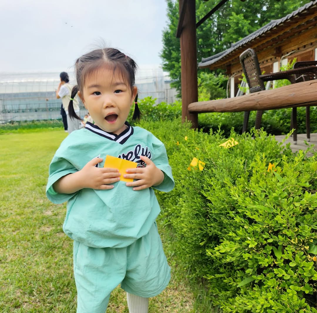 윤지와 함께한 어린이집 부모참여수업: 달콤한 딸기 농장 체험 현장 기록