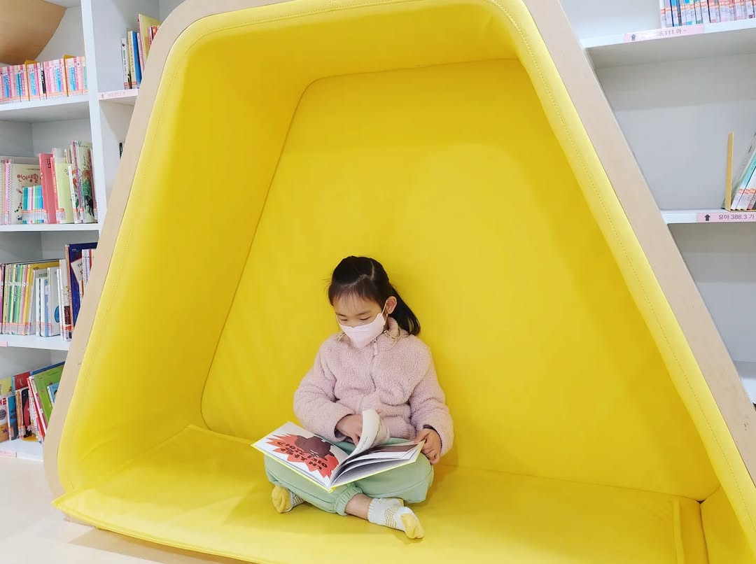 조용한 주말 오전, 엄마와 딸의 도서관 데이트: 특별한 추억을 만드는 법