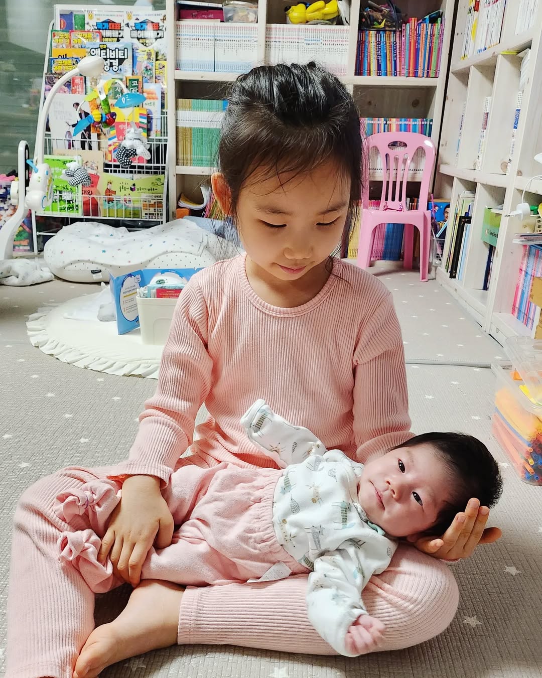 아기 윤아도 커보이는 마법! 10살 8살 2살 삼남매의 사랑스러운 우애 이야기