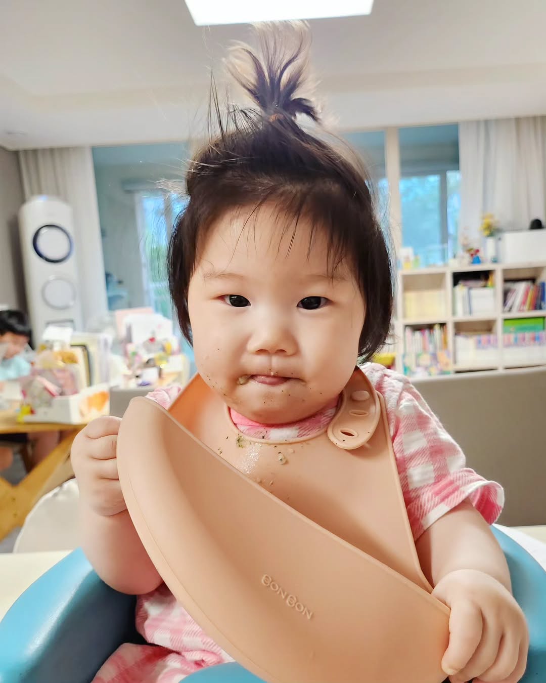 8개월 아기 이유식 먹방! 턱받이까지 와구와구, 막내딸의 행복한 식사 시간