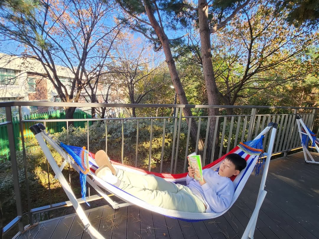 숲속 야외도서관에서 즐기는 가을 낭만, 현실 육아와 힐링 사이 그 어딘가