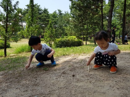 [바깥놀이] 야외미술 - 바닥에 그림그리기, 자연물로 만들기