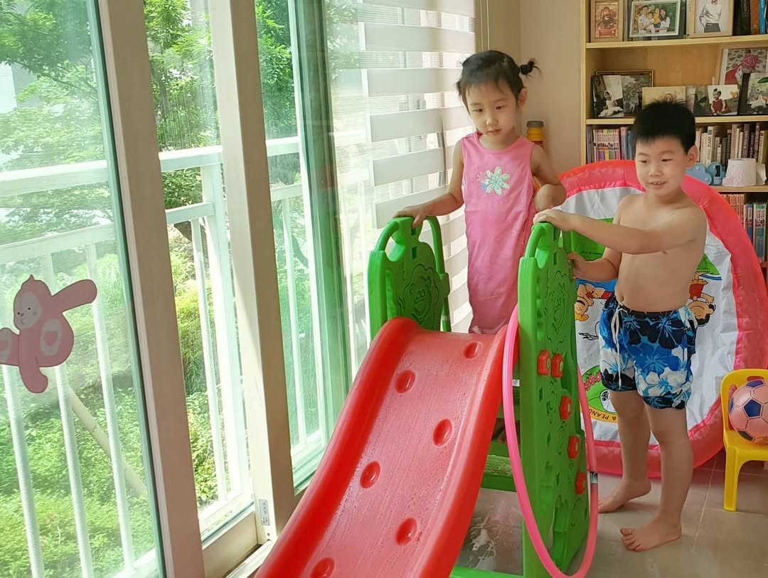 이웃 덕분에 윤찬이와 윤아의 즐거운 물놀이! 💦 최고의 여름 추억 만들기