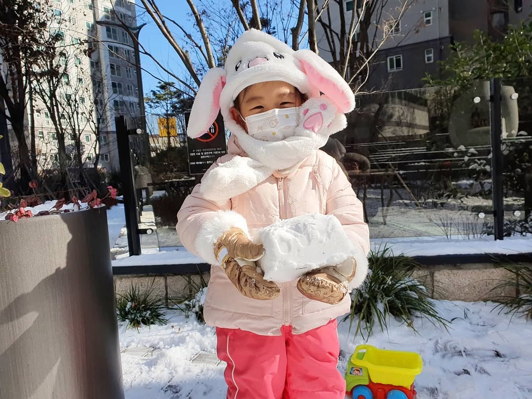 아이들의 겨울왕국: 폭설이 선물한 따뜻한 눈놀이 추억 만들기