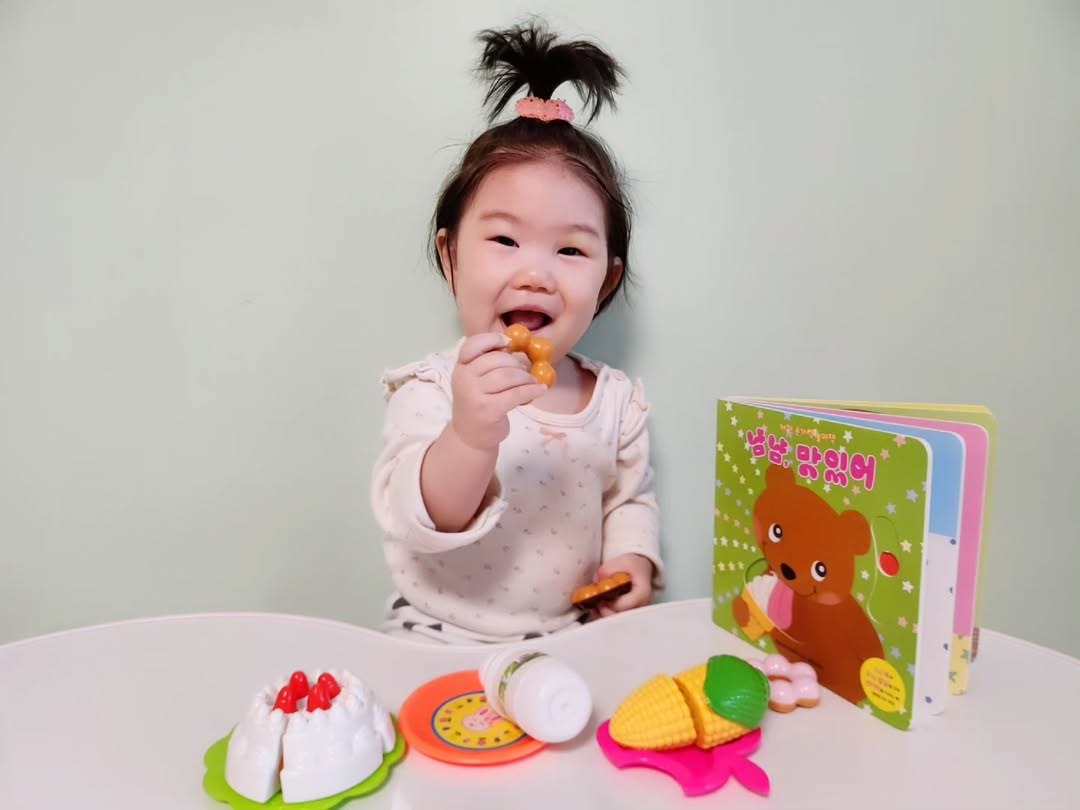 아기 소근육과 언어 지능을 한 번에! 비룡소 손가락 놀이책 '냠냠 맛있어' 리뷰