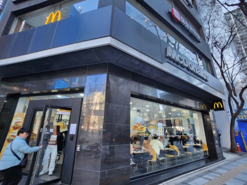 서울광장 스케이트 타고 맥도날드에서 햄버거 먹기 시청역 서울시청점