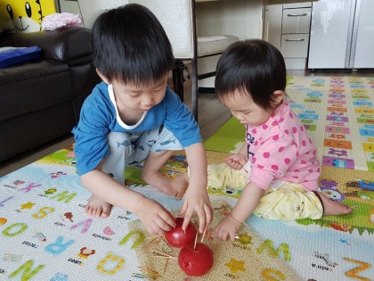 [엄마표놀이] 과일로 고슴도치 만들기