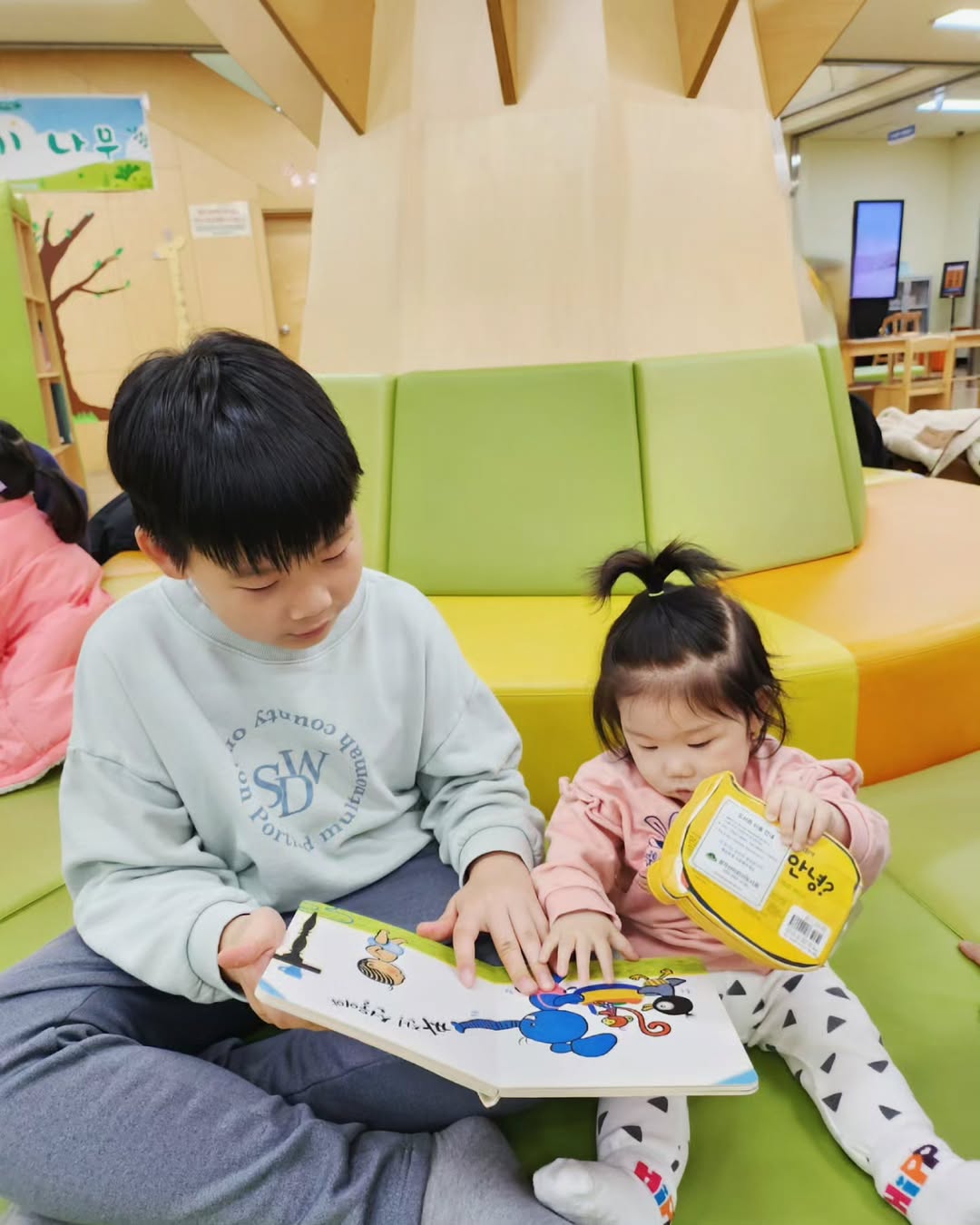 어린이 도서관 나들이: 책 읽어주는 형님과 스스로 읽는 삼남매의 행복한 독서 시간