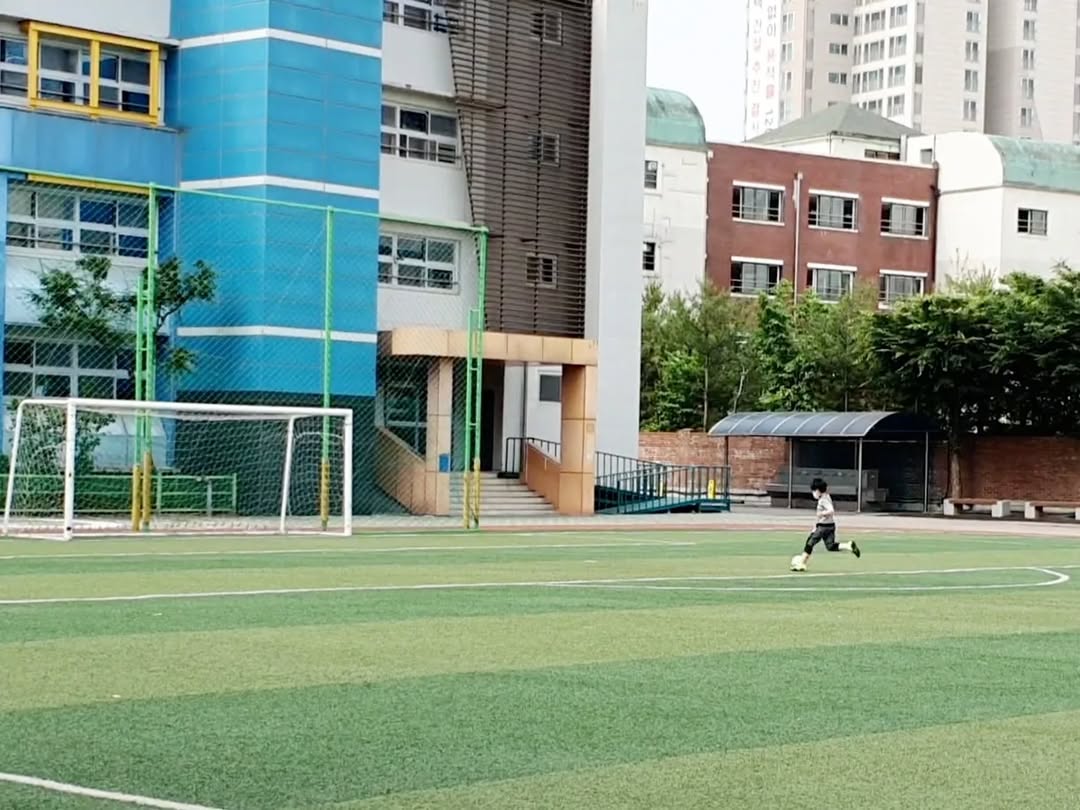 학부모 참관수업으로 본 아이의 눈부신 성장: 방과후 축구, 단순한 놀이 그 이상의 가치