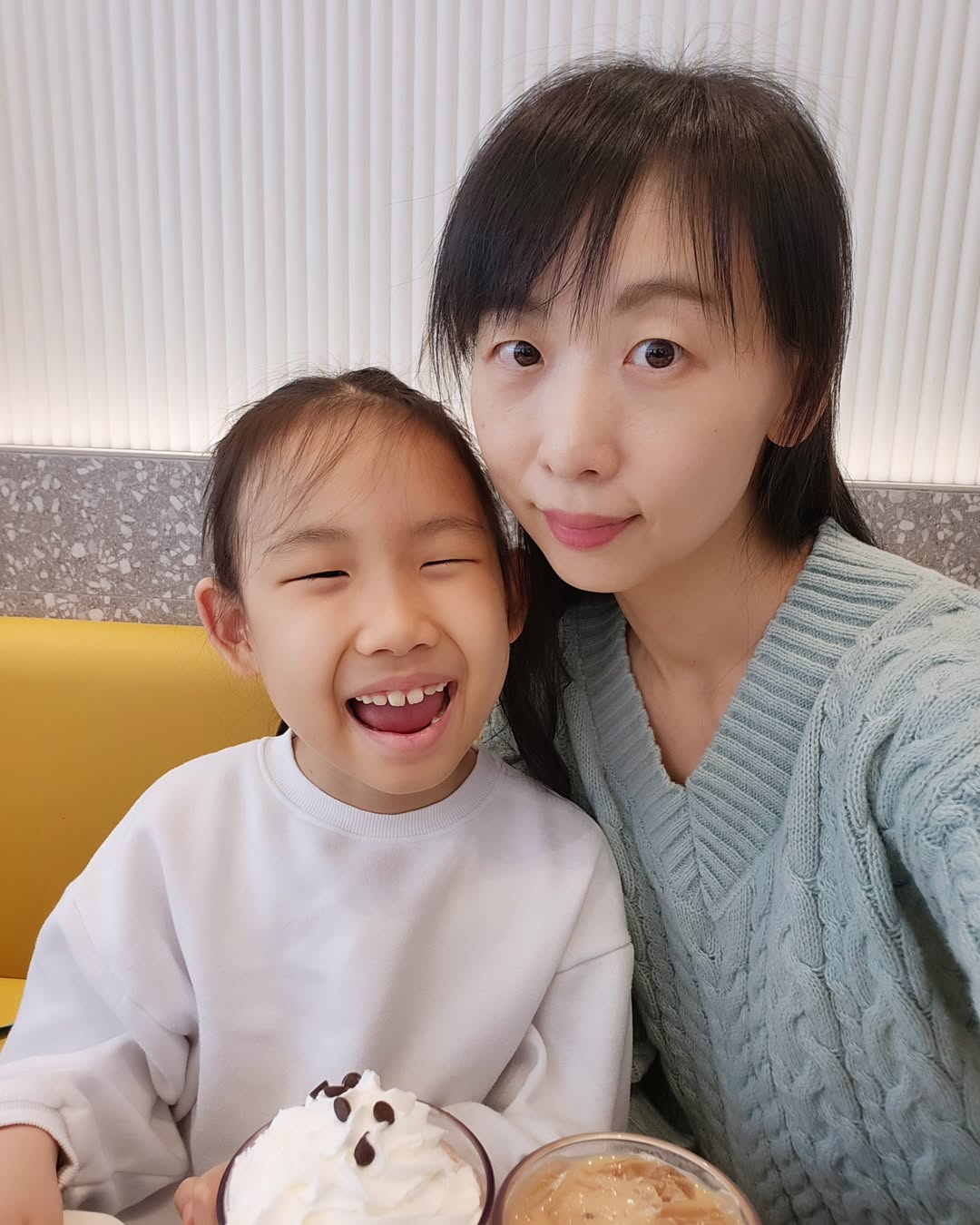 초등학생 딸과 오붓한 주말 카페 데이트, 아이와 함께 즐기는 힐링 일상