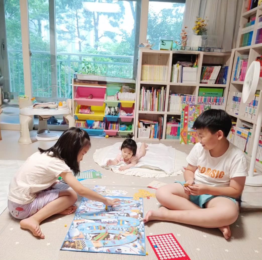 [삼남매 육아 일기] 평화로운 사진 뒤에 숨겨진 시끌벅적한 현실: 보드게임과 꼬마 방해꾼