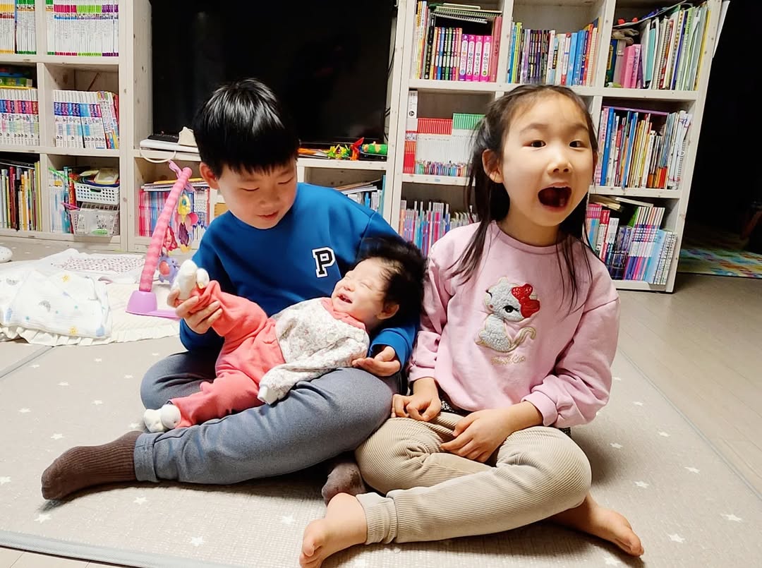 시간이 갈수록 깊어지는 삼남매 사랑: 10살 8살 언니 오빠와 2살 막내의 특별한 유대감