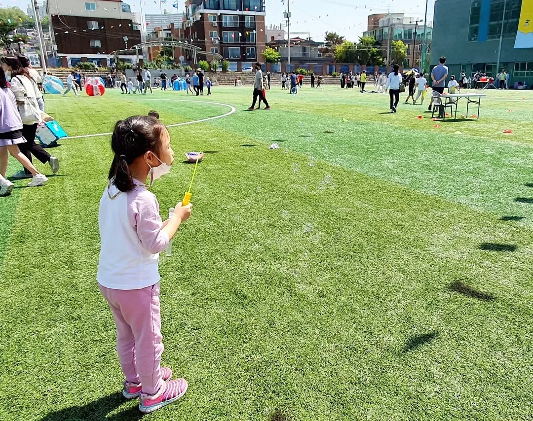2022 어린이날, 만국기 휘날리는 축제 속 행복! 가족과 함께한 다채로운 추억