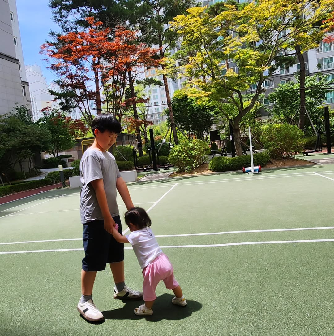 8살 차이 남매의 잊지 못할 6월: 오빠 손 잡고 세상 걷는 따뜻한 순간